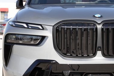 Lafayette - Kasım 2022: BMW X7 bir galeride sergileniyor. BMW X7 'yi xDrive40i veya M60i modellerinde sunar.