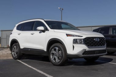 Lafayette - Kasım 2022: Hyundai Santa Fe bir galeride sergileniyor. Hyundai Santa Fe 'ye SEL, XRT, Limited ve Kaligrafi modelleri sunar..