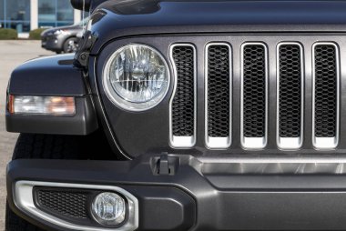 Lafayette - Kasım 2022: Stellantis bayiliğinde Jeep Wrangler sergisi. Jeep, Wrangler 'e Sport, Sahara ve Rubicon modelleri sunar..