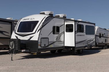 Lafayette - Kasım 2022: Jayco White Hawk seyahat karavanı. Jayco Thor Endüstri 'nin bir parçası ve eğlence araçları, motorlar ve beşinci tekerlekleri üretiyor..