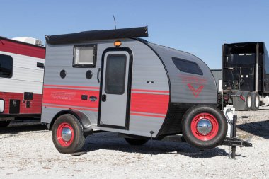 Lafayette - Circa November 2022: Sunset Park RV Sunray Klasik Seyahat Karavanı.