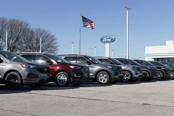 Лафайет - Около ноября 2022 года: Ford Car, внедорожник и пикап грузовика дилера. Ford производит грузовики F-150 и F-Series, Mustang Mach-E и Escape.