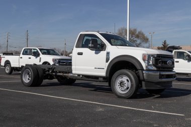 Indianapolis - Kasım 2022: Ford F-600 Super Duty Chassis Taksi bir galeride sergileniyor. Ford F600 benzin ya da dizel modellerle geliyor..