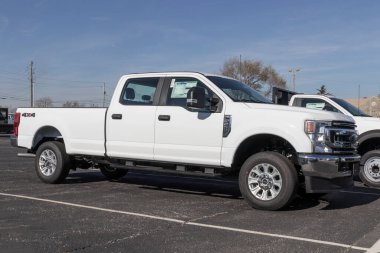 Indianapolis - Kasım 2022: Ford F-250 bir galeride sergileniyor. Ford F250 XL, XLT, Lariat, King Ranch ve Platinum modellerinde mevcuttur..