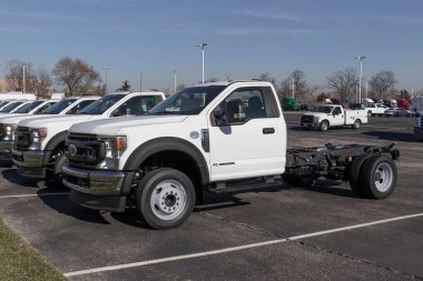 Indianapolis - Kasım 2022: Ford F-450 bir galeride sergileniyor. Ford, F450 'yi normal ve ekip taksisi modelleriyle sunar..