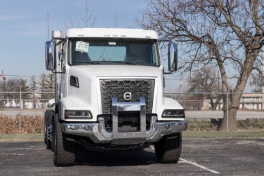 Indianapolis - Kasım 2022: Volvo Trucks VHD 300 Axle Back düz kamyon sergisi. Volvo Trucks en büyük kamyon üreticilerinden biri..