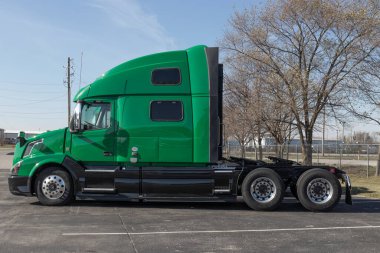 Indianapolis - Kasım 2022: Volvo Semi Traktör Karavanı Big Rig Truck bir galeride sergileniyor. Volvo Trucks en büyük kamyon üreticilerinden biri..
