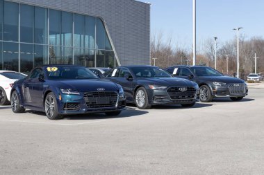Indianapolis - Aralık 2022: Audi araba vitrini kullandı. Arz sorunlarıyla, Audi talebi karşılamak için kontörlü araba satışlarına güveniyor.