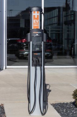 Indianapolis - Aralık 2022: Şarj Noktası EV Şarj İstasyonu. Şarj Noktası takılı araç istasyonları iş otoparklarında ya da ev kullanımında.