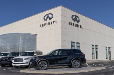 Indianapolis - Aralık 2022: Infiniti QX60 ve QX80 bir bayilikte sergilenmektedir. Infiniti, Nissan 'ın lüks ve prim bölümüdür..