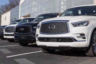 Indianapolis - Aralık 2022: Infiniti QX80 sergisi. Infiniti, Luxe, Premium ve Duyusal modellerde QX80 sunar.