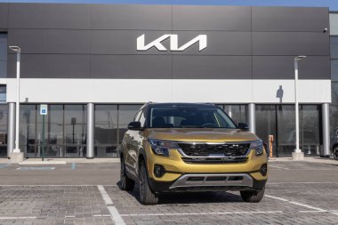 Indianapolis - Aralık 2022: Kia Seltos bir galeride sergileniyor. Kia, Seltoları LX, S, EX, Geceçöküşü ve SX modellerinde sunar..