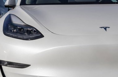 Indianapolis - Aralık 2022: Tesla EV elektrikli araçlar sergilenmektedir. Tesla ürünleri arasında elektrikli arabalar, batarya enerji deposu ve güneş panelleri yer alıyor.