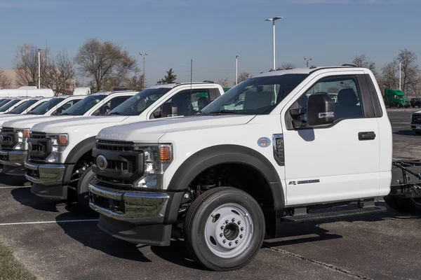 Indianapolis Sekitar November 2022 Ford 450 Ditampilkan Sebuah Dealer Ford — Stok Foto