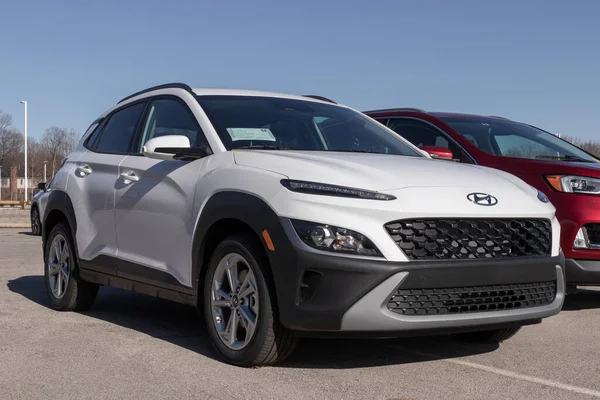 Indianapolis - Aralık 2022: Hyundai Kona bir galeride sergileniyor. Hyundai Kona 'ya SE, SEL, N Line ve Limited modeller sunar..