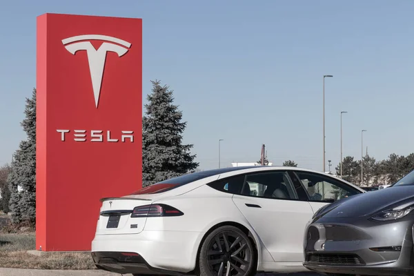 Indianapolis Aralık 2022 Tesla Elektrikli Araçlar Sergilenmektedir Tesla Ürünleri Arasında — Stok fotoğraf