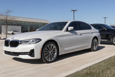 Lafayette - Şubat 2023: BMW 530i bir galeride sergileniyor. BMW 530i 'yi Sedan veya xDrive Sedan modellerinde sunar.