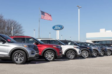 Lafayette - Şubat 2023: Ford Explorer bir galeride sergileniyor. Ford Explorer 'ı temel model olarak sunar, XLT, Limited, ST, King Ranch ve Platinum sürümü.