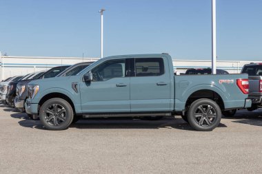 Lafayette - Yaklaşık Şubat 2023: Ford F-150 bir galeride sergileniyor. Ford F150 XL, XLT, Lariat, King Ranch, Platinum ve Limited modellerinde mevcuttur..