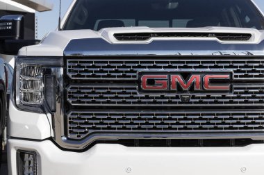 Lafayette - Şubat 2023: GMC Sierra 2500HD Denali bir galeride sergilenmektedir. GMC, Sierra 2500 HD 'ye sokak, off-road ve ticari modeller sunuyor.