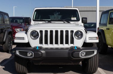 Lafayette - Şubat 2023: Stellantis bayiliğinde Jeep Wrangler sergisi. Jeep, Wrangler 'e Sport, Sahara ve Rubicon modelleri sunar..