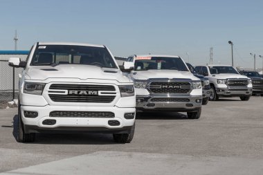 Lafayette - Şubat 2023: Ram 1500 sergisi Stellantis bayiliğinde. Ram, Rebel, Laramie, Big Horn ve Tradesman modellerinde 1500 teklif ediyor..