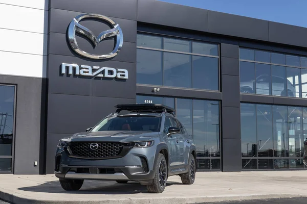 Cincinnati - Şubat 2023: Mazda CX-50 sergisi. Mazda I-ACTIV AWD ile CX-50 sunar.