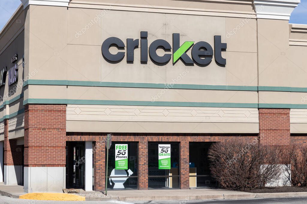 Indianápolis - Circa febrero 2023: Cricket Wireless tienda minorista.  Cricket Wireless ofrece servicio celular prepagado y es una subsidiaria de  AT & T Mobility. 2023
