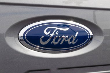 Anderson - Mart 2023: Ford Motor Şirketi logosu. Ford, Mustang, Escape, Explorer ve en çok satan F-150 ve F-Serisi kamyonlarını üretir..