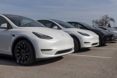 Indianapolis - Takriben Mart 2023: Tesla EV elektrikli araçlar sergilenmektedir. Tesla ürünleri arasında elektrikli arabalar, batarya enerji deposu ve güneş panelleri yer alıyor.