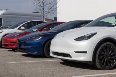 Indianapolis - Takriben Mart 2023: Tesla EV elektrikli araçlar sergilenmektedir. Tesla ürünleri arasında elektrikli arabalar, batarya enerji deposu ve güneş panelleri yer alıyor.