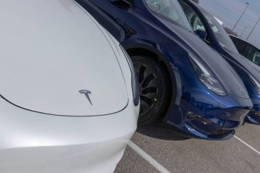 Indianapolis - Takriben Mart 2023: Tesla EV elektrikli araçlar sergilenmektedir. Tesla ürünleri arasında elektrikli arabalar, batarya enerji deposu ve güneş panelleri yer alıyor.