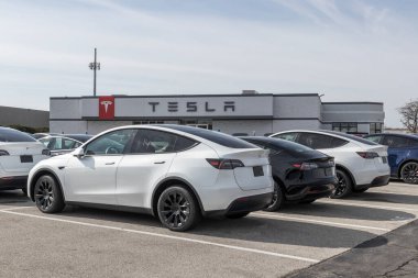 Indianapolis - Takriben Mart 2023: Tesla EV elektrikli araçlar sergilenmektedir. Tesla ürünleri arasında elektrikli arabalar, batarya enerji deposu ve güneş panelleri yer alıyor.