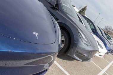 Indianapolis - Takriben Mart 2023: Tesla EV elektrikli araçlar sergilenmektedir. Tesla ürünleri arasında elektrikli arabalar, batarya enerji deposu ve güneş panelleri yer alıyor.