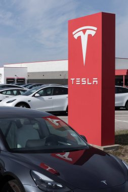 Indianapolis - Takriben Mart 2023: Tesla EV elektrikli araçlar sergilenmektedir. Tesla ürünleri arasında elektrikli arabalar, batarya enerji deposu ve güneş panelleri yer alıyor.