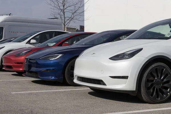 Indianapolis Circa März 2023 Elektrofahrzeuge Vom Typ Tesla Werden Ausgestellt — Stockfoto