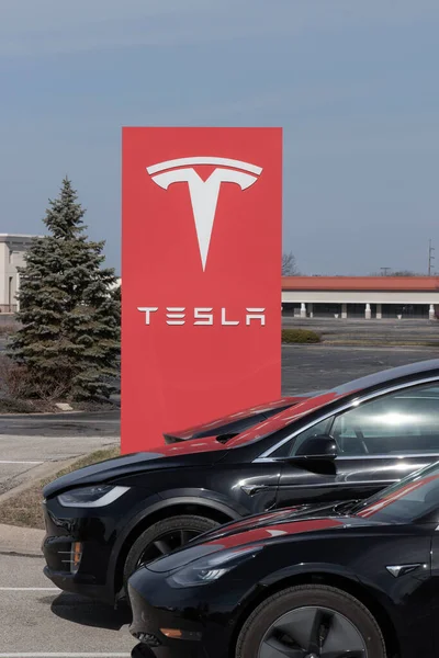 Indianapolis 2023 Március Körül Tesla Elektromos Járművek Kijelzőn Tesla Termékek — Stock Fotó