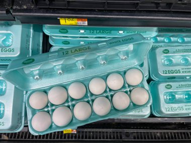 Indianapolis - Mart 2023: Walmart 'ta yumurta sergisi. Yumurta fiyatları enflasyon ve yaygın kuş gribi nedeniyle arttı.