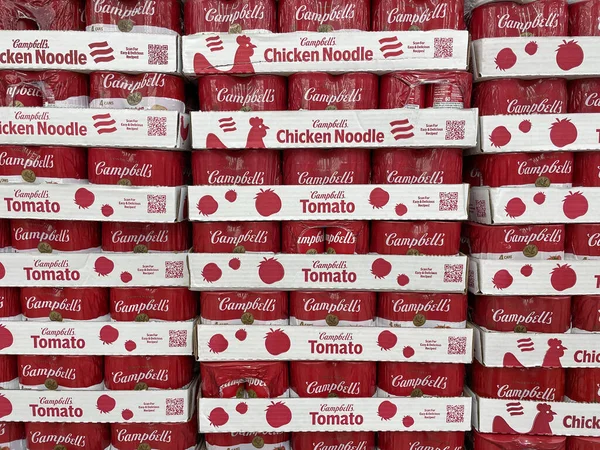 Indianápolis Circa Marzo 2023 Campbell Tomato Chicken Noodle Soup Display — Foto de Stock