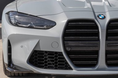 Indianapolis - Mart 2023: BMW M3 sergisi bir galeride. BMW M3 'ü temel, rekabet ve rekabet xDrive modellerinde sunar.