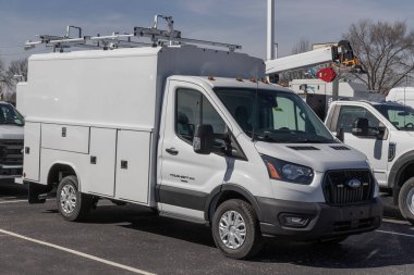 Indianapolis - Takriben Mart 2023: Ford Transit 350 ve klasik servis aracı yatağı. Ford, Transit in Cargo, Crew and Yolcu modellerini sunar.