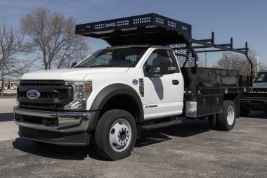 Indianapolis - Takriben Mart 2023: Ford F-550 Taksisi ve Knapheide Over the Cab Rack sergisi. Ford birçok hizmet modelinde F550 sunar.
