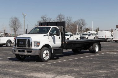 Indianapolis - 2023 yılı dolaylarında Ford F-650 ticari Flatbed kamyonu. Ford F650 'ye benzin veya dizel motorlar sunar.