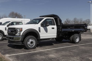 Indianapolis - Mart 2023: Ford F-550 Çöp Kamyonu galeride sergileniyor. F550 Chassis Cab ve Flatbed modellerinde de mevcuttur..