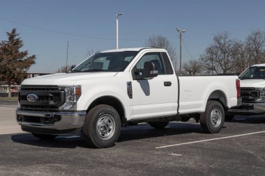 Indianapolis - Mart 2023: Ford F-350 sergisi bir galeride. Ford F350 XL, XLT, Lariat, King Ranch ve Platinum modellerinde mevcuttur..