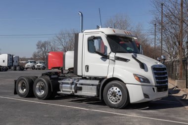 Indianapolis - Yük gemisi Semi Traktör Karavanı Big Rig Trucks satılığa çıktı. Freightliner 'ın sahibi Daimler..
