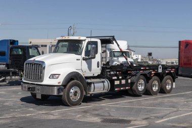 Indianapolis - Circa March 2023: Navistar Uluslararası Traktör Kamyonu bir galeride sergileniyor. Navistar International, Traton 'un yan kuruluşu..