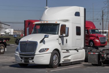 Indianapolis - Circa March 2023: Navistar Uluslararası Traktör Kamyonu bir galeride sergileniyor. Navistar International, Traton 'un yan kuruluşu..