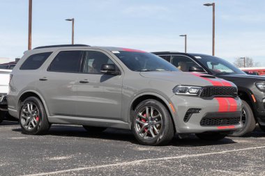 Indianapolis - Mart 2023: Dodge Durango sergisi Stellantis bayiliğinde. Dodge, Durango 'yu SXT, GT, R / T ve Citadel modelleriyle sunar..