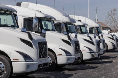 Indianapolis - Volvo Semi Traktör Karavanı Big Rig Truck bir galeride sergileniyor. Volvo Trucks en büyük kamyon üreticilerinden biri..